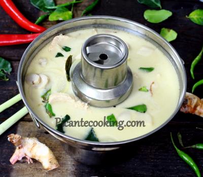 Tajska kokosowa zupa z kurczakiem (Tom Kha Gai)