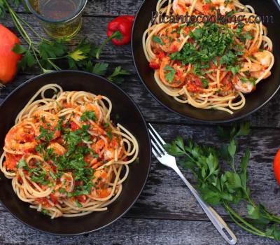 Спагетті з креветками з пікантним томатним соусом