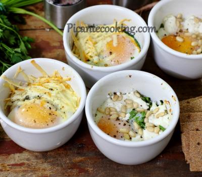 Zapiekane jajka z kozim serem i szpinakiem oraz pomidorami i twardym serem