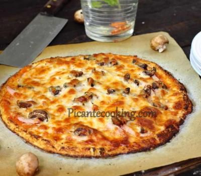 Піца з тіста цвітної капусти з шинкою та грибами