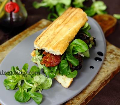 Sandwich z drobiową wątróbką z sosem balsamicznym