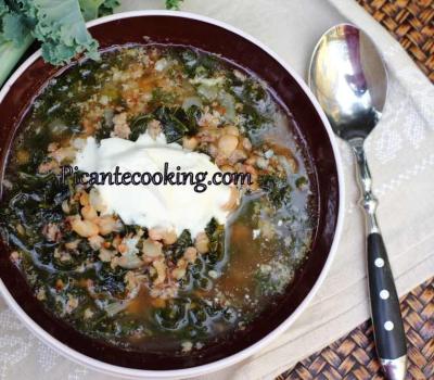 М'ясний суп з капустою кале та квасолею