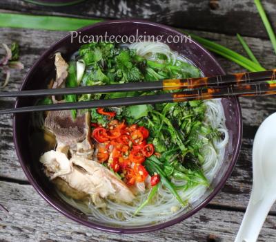 Wietnamska zupa Pho z indykiem