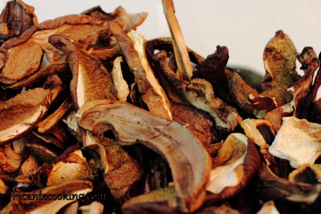 Грибна юшка з сушених лісових грибів - 1