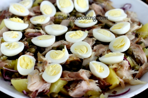 Салат з копченої скумбрії і перепелиних яєць - 4