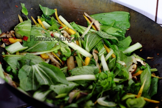 Chiński makaron z kurczakiem i warzywami (Chow mein) - 9