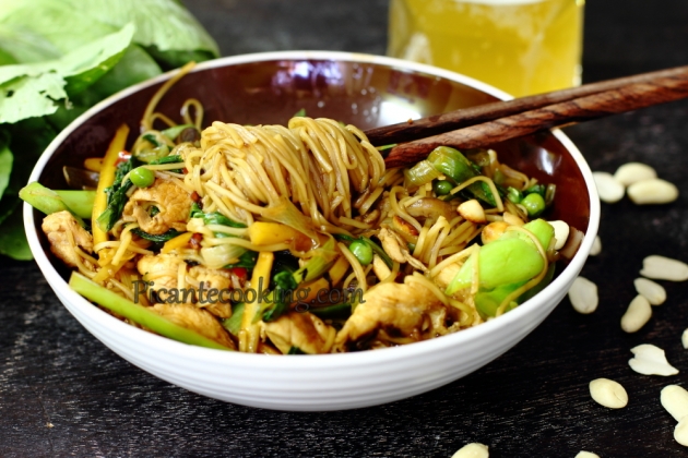 Chiński makaron z kurczakiem i warzywami (Chow mein) - 11