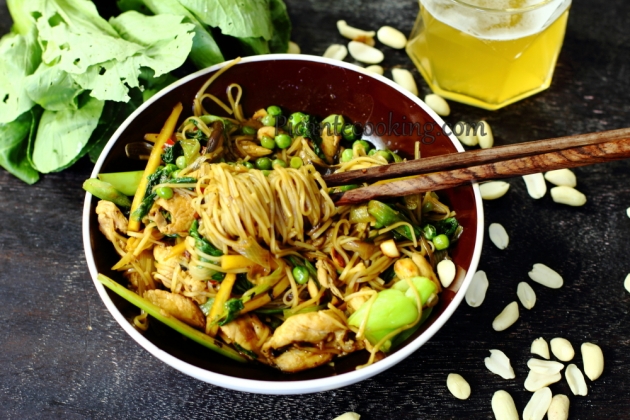 Chiński makaron z kurczakiem i warzywami (Chow mein) - 10