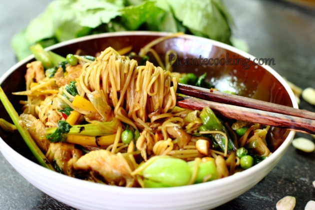 Chiński makaron z kurczakiem i warzywami (Chow mein) - 12