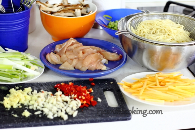 Chiński makaron z kurczakiem i warzywami (Chow mein) - 3