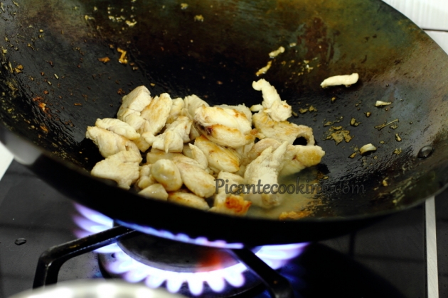 Chiński makaron z kurczakiem i warzywami (Chow mein) - 4