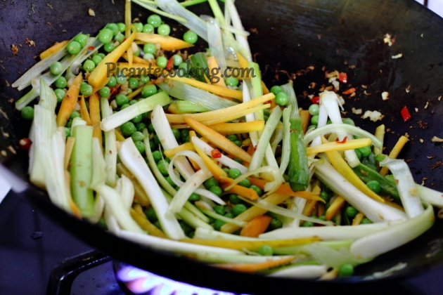 Chiński makaron z kurczakiem i warzywami (Chow mein) - 7