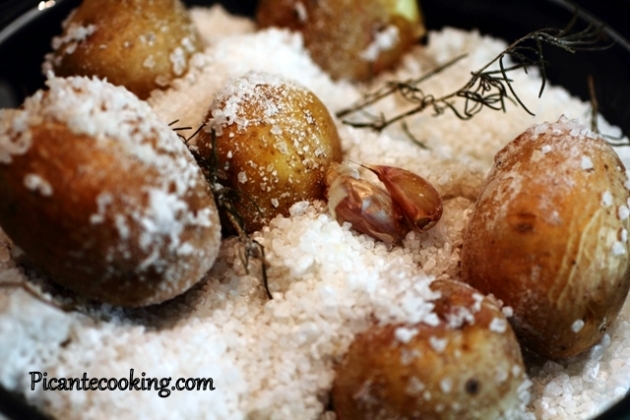 Ziemniaki pieczone w soli z czosnkiem i rozmarynem - 4