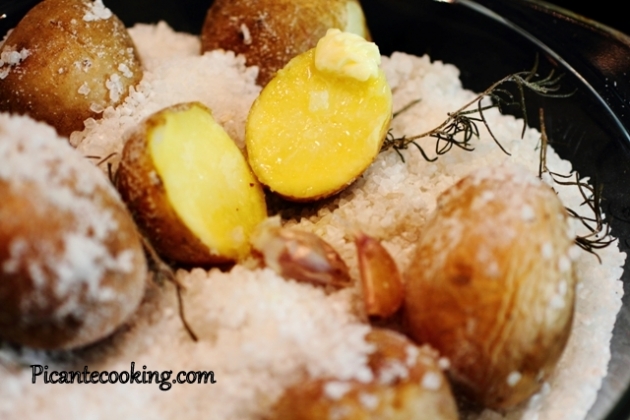 Ziemniaki pieczone w soli z czosnkiem i rozmarynem - 5