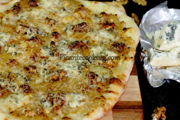Цибулева піца з волоськими горіхами і блакитним сиром - 1