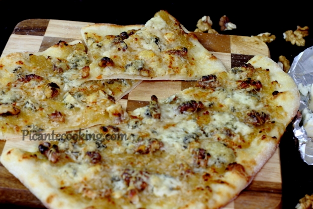Цибулева піца з волоськими горіхами і блакитним сиром - 9