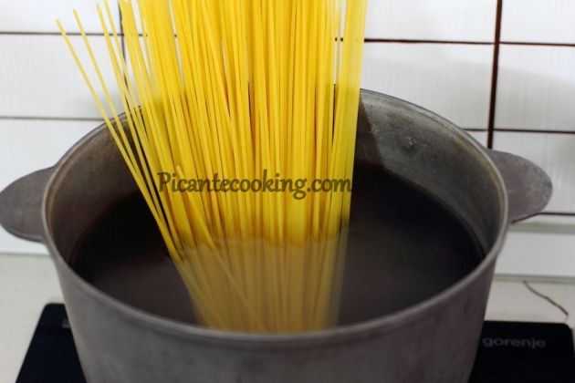 Spaghetti z sosem pesto z pokrzywy - 9