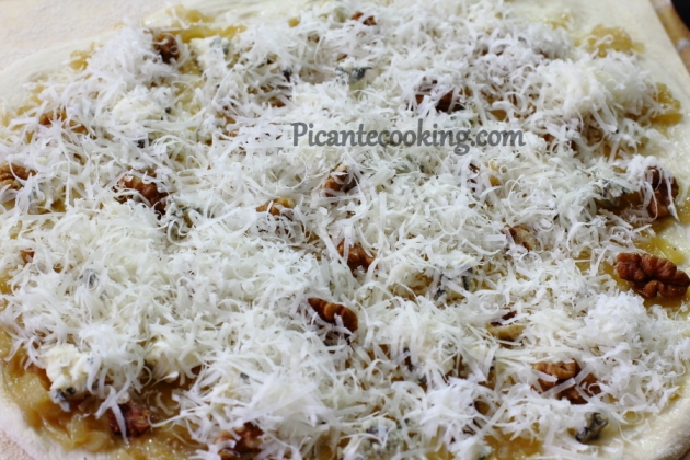 Pizza cebulowa z orzechami i serem pleśniowym - 7