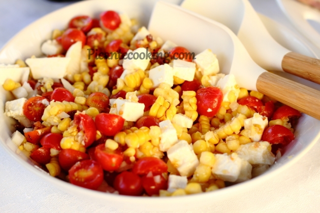 Sałatka z kukurydzą, pomidorami i serem feta - 4