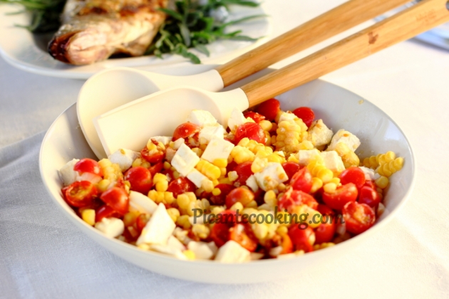 Sałatka z kukurydzą, pomidorami i serem feta - 5