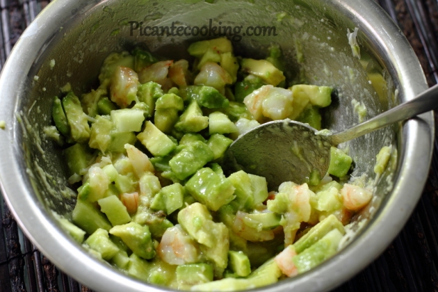 Вишуканий салат з авокадо з креветками - 4