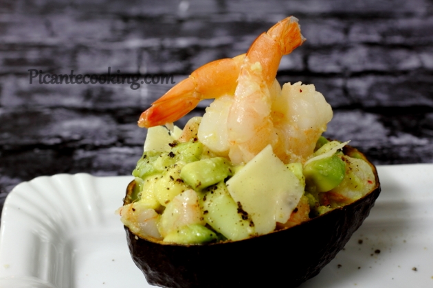 Вишуканий салат з авокадо з креветками - 1