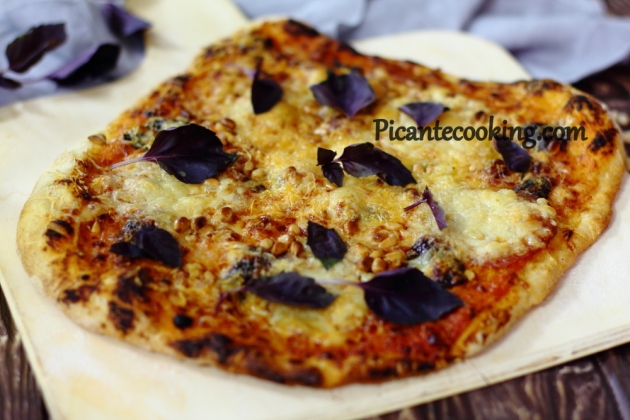 Pizza z fioletową bazylią i szynką - 1
