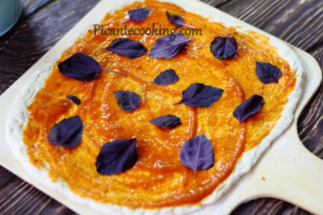 Pizza z fioletową bazylią i szynką - 4