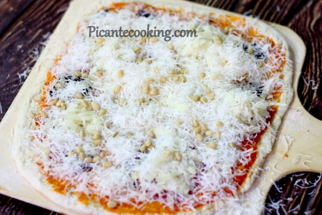 Pizza z fioletową bazylią i szynką - 6
