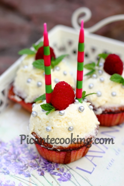 Migdałowy cupcake z aromatem róży - 1