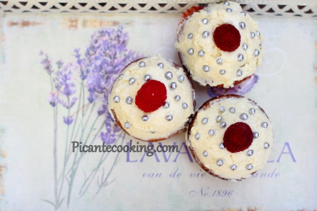 Migdałowy cupcake z aromatem róży - 11