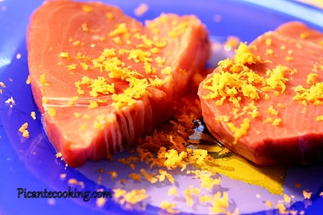 Smażony tuńczyk w panierce z sałatką z pomidorów z ziołami - 2