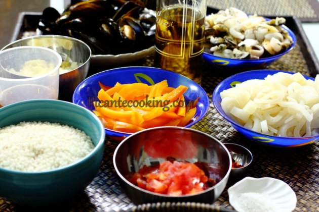 Paella z owocami morza (hisz. Paella de mariscos) - 2