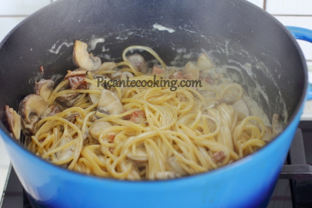 Спагетті зі шпинатом та грибами в одній каструлі - 7