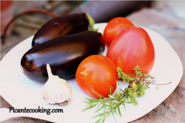 Bakłażany zapieczone w sosie pomidorowym z ziołami - 1
