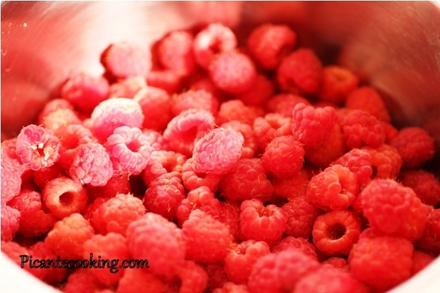 Ванільний мус з ягодами і малиновим соусом - 6