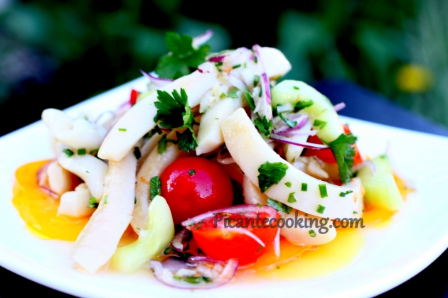 Салат з маринованими кальмарами, помідорами й огірком - 9