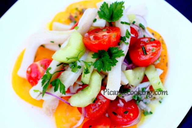 Салат з маринованими кальмарами, помідорами й огірком - 1