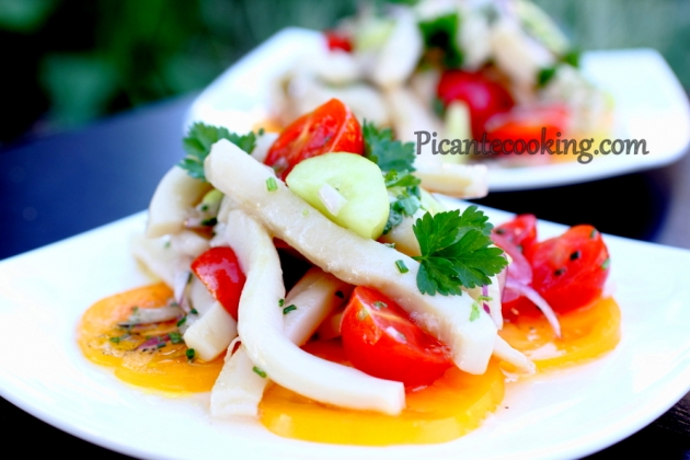 Салат з маринованими кальмарами, помідорами й огірком - 10