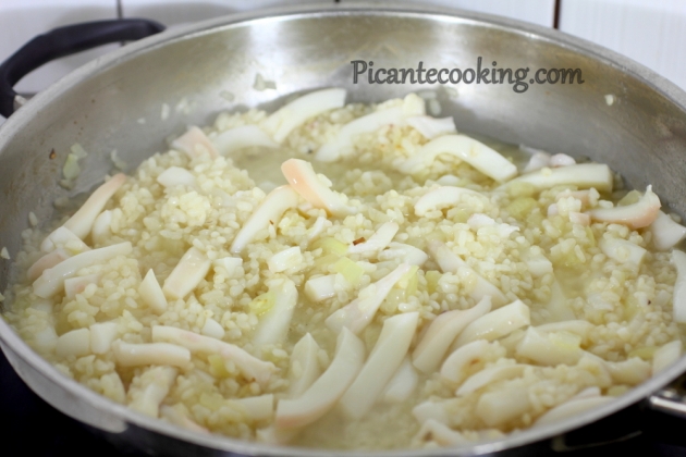 Czarny ryż z kalmarami (hisz. Arroz negro con calamares) - 6