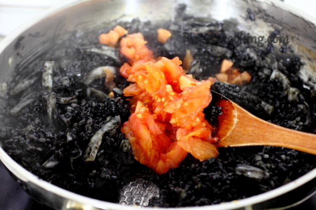 Czarny ryż z kalmarami (hisz. Arroz negro con calamares) - 8