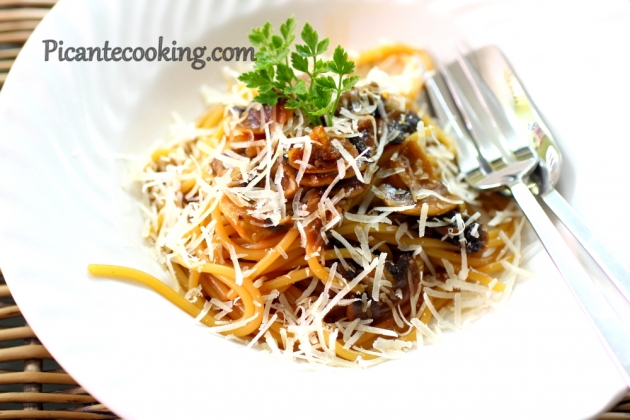 Spaghetti z pieczarkami i marmitem - 1