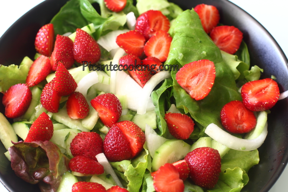 Пікантний салат з полуницями та солоним сиром - 6