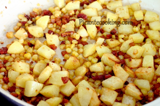 Hash z ziemniakami i kukurydzą - 4
