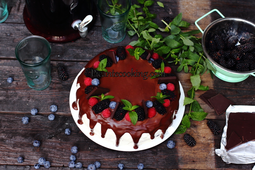 Шоколадний торт з ягодами - 17