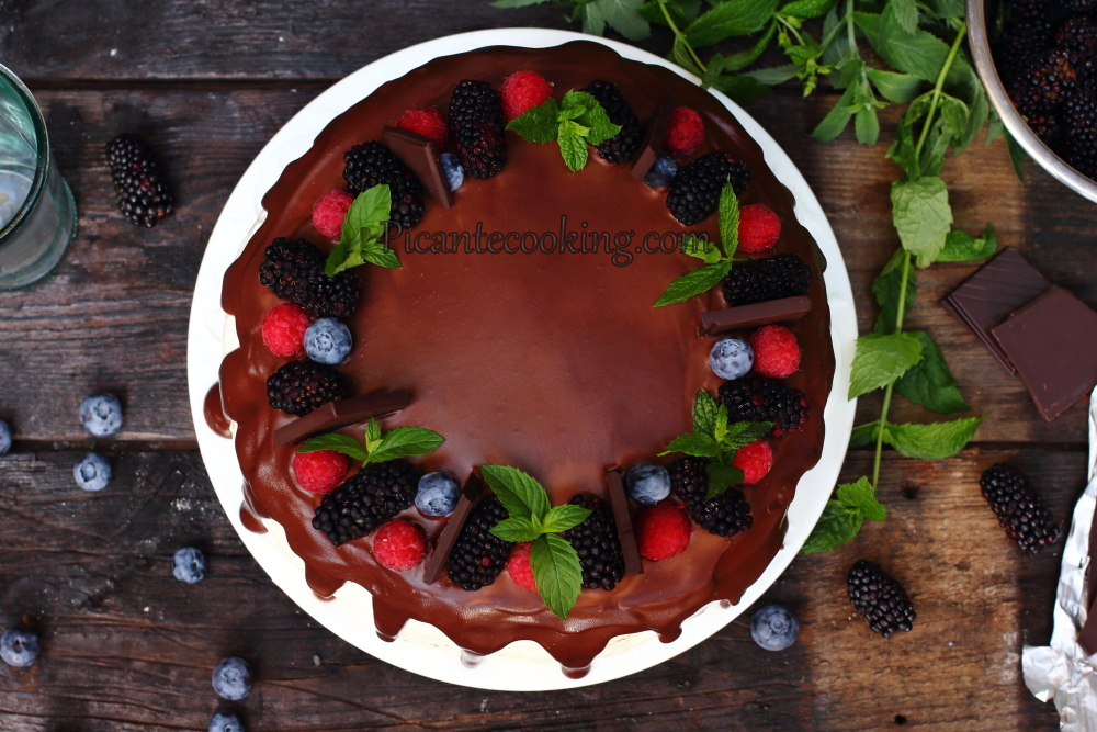 Шоколадний торт з ягодами - 16