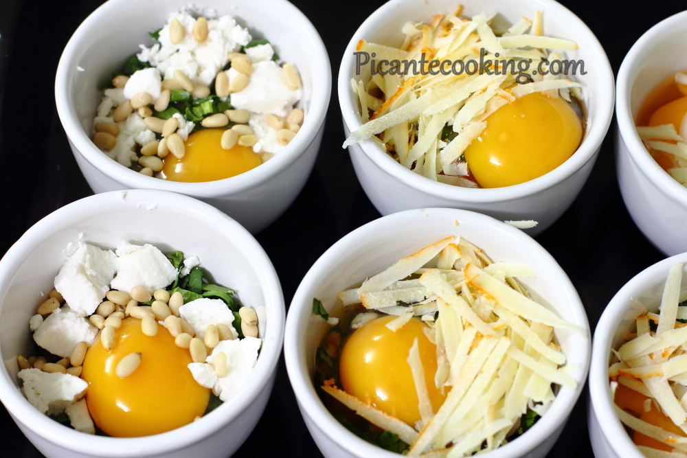 Zapiekane jajka z kozim serem i szpinakiem oraz pomidorami i twardym serem - 3