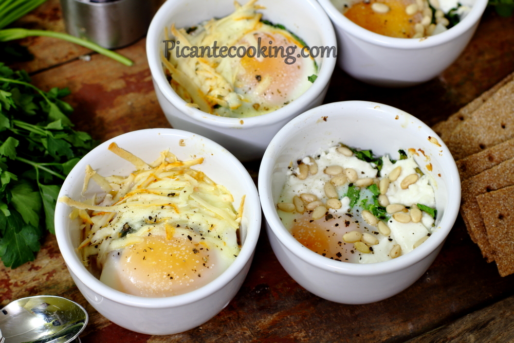 Zapiekane jajka z kozim serem i szpinakiem oraz pomidorami i twardym serem - 4