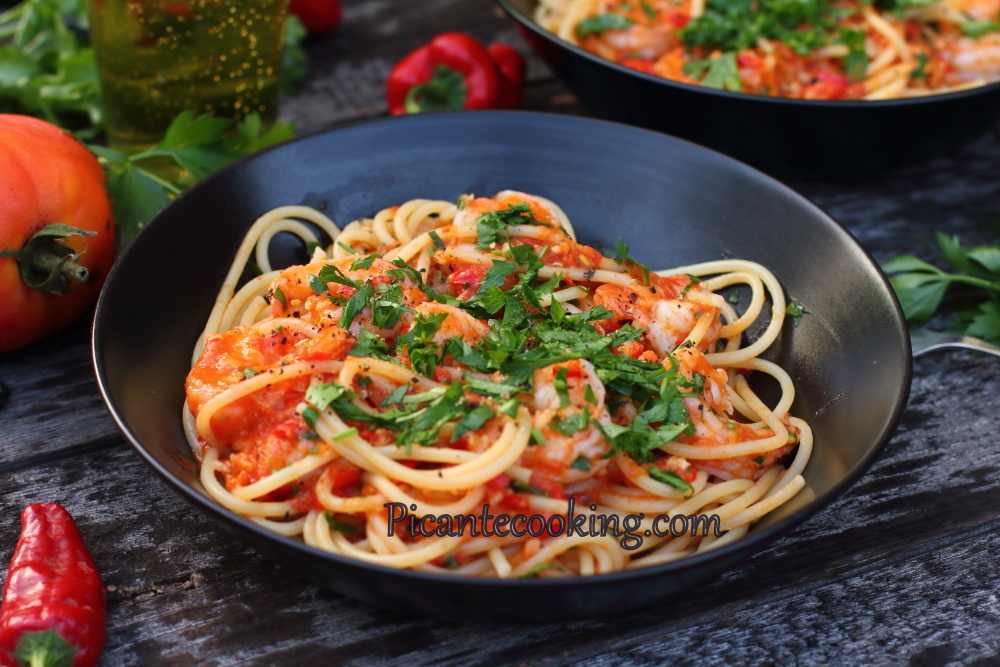 Spaghetti z krewetkami w pikantnym sosie pomidorowym - 1