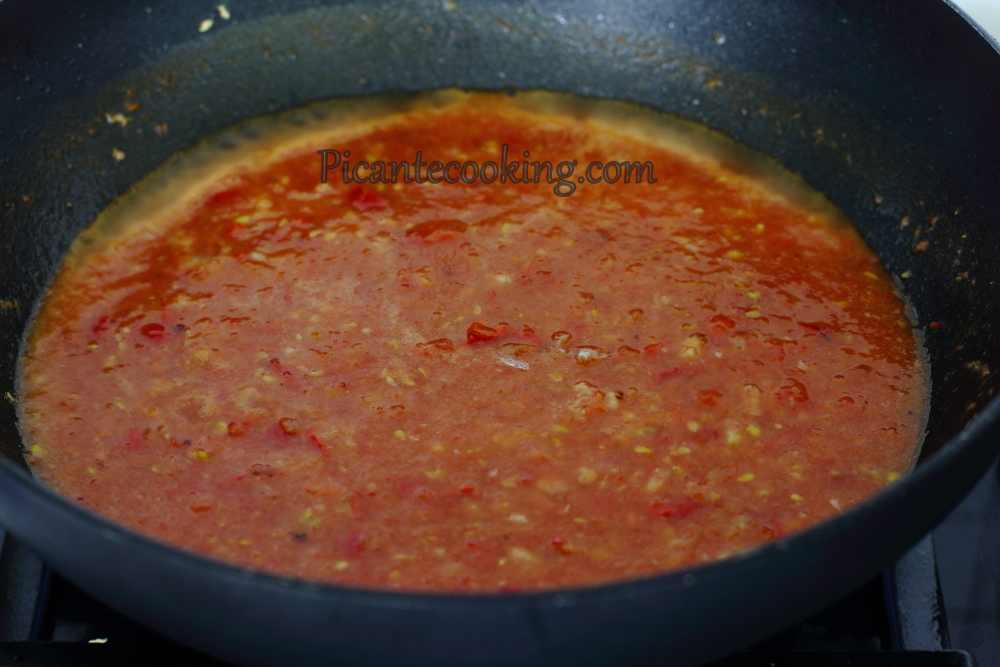 Spaghetti z krewetkami w pikantnym sosie pomidorowym - 8